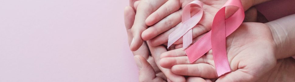 Μαστεκτομή Μαστεκτομή, χέρια που κρατούν ροζ κορδέλες