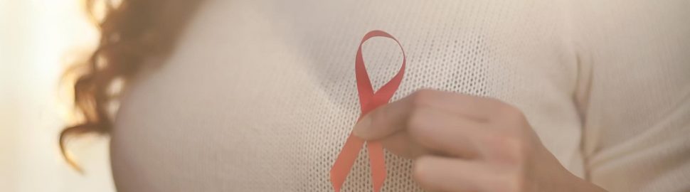 Ογκεκτομή μαστού Ογκεκτομή μαστού, γυναίκα κρατά ροζ κορδέλα στο στήθος